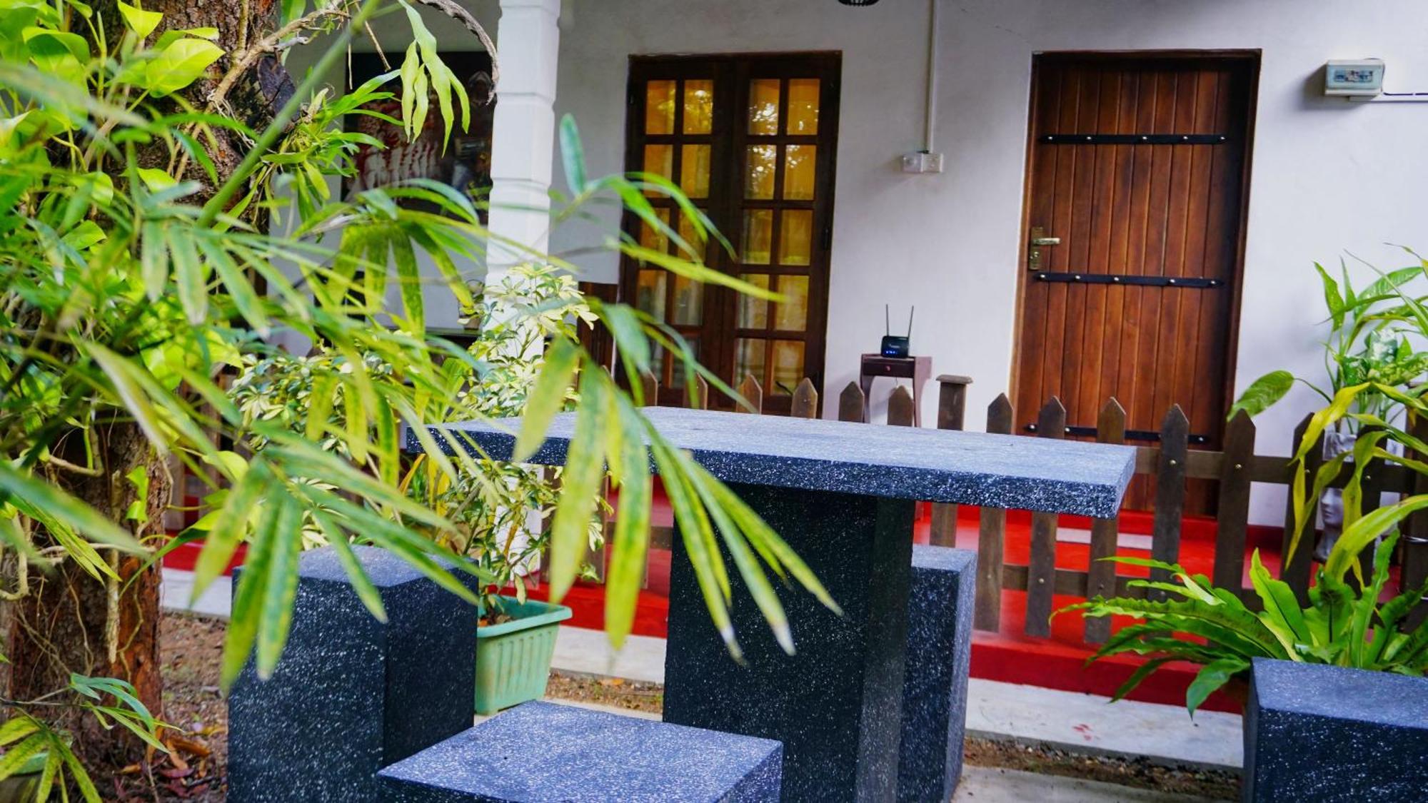 Lake Island Home Stay 담불라 외부 사진